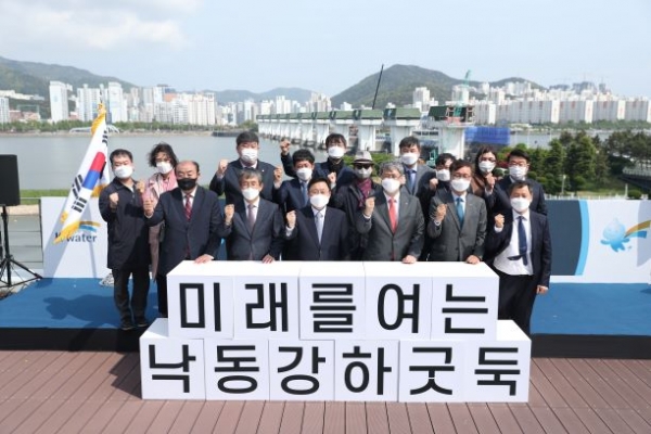 낙동강하굿둑 경관 리모델링사업 착공식 기념촬영 모습.
