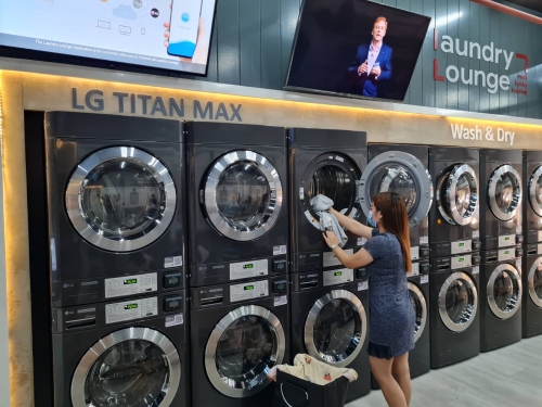 LG전자가 최근 오픈한 필리핀 마닐라 소재 '스마트 론드리 라운지(Smart Laundry Lounge)'에 상업용 세탁기·건조기를 공급했다. 고객이 '스마트 론드리 라운지'에서 LG 상업용 건조기를 사용하고 있다.