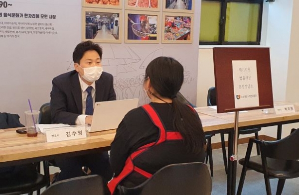 재기지원 법률자문 변호사가 소상공인 영업현장을 직접 찾아 상담하고 있는 모습