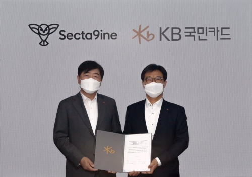 이동철 KB국민카드 사장(오른쪽)과 이경배 섹타나인 대표.