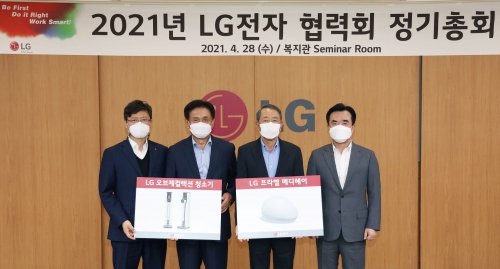 협력사 대표들과 LG전자 SCM/구매경영센터장 이시용 전무(오른쪽 첫 번째) 등이 기념촬영을 하고 있다.
