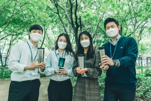 효성티앤씨 직원들이 개인 텀블러를 들고 있는 모습