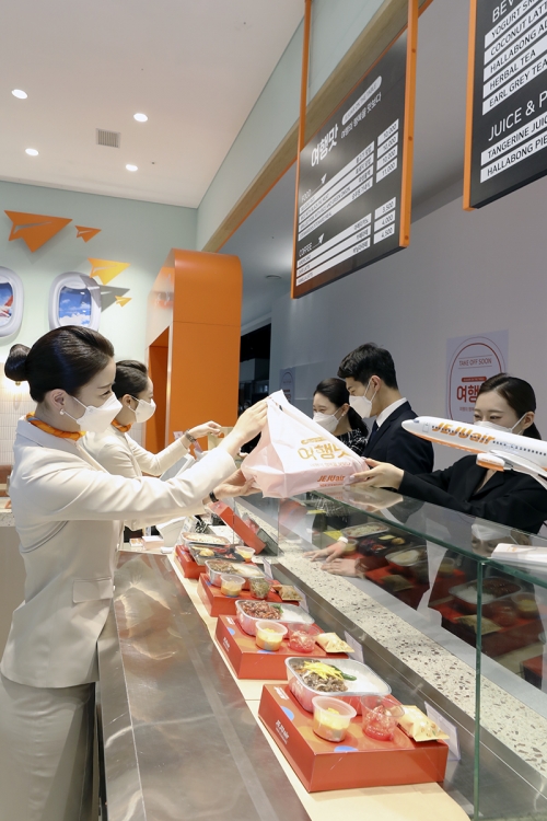 29일 오전, 서울 마포구 AK&홍대에서 제주항공 승무원이 직접 운영하는 기내식 카페 '여행맛' 오픈 사전행사에 참석한 신입승무원들이 음식을 주문하고 있다.