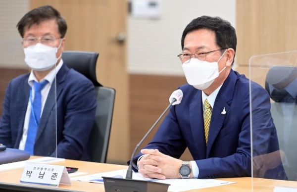 박남춘 인천시장이 지난 4일 시청 공감회의실에서 열린 '인천 독립 40년 시민자문단 회의'에서 인사말을 하고 있다.
