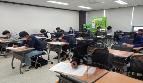 사진_자동차진단평가사 시험 중