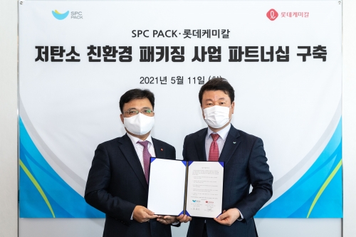 김창대 SPC팩 대표(오른쪽)와 황진구 롯데케미칼 기초소재사업 대표가 기념촬영을 하고 있다.