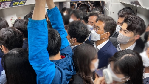 출근하는 시민들로 가득찬 김포골드라인 모습
