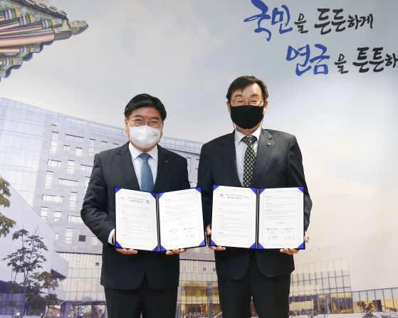17일 김용진 이사장(왼쪽)이 한국가스안전공사 임해종 사장(오른쪽)과 업무협약을 체결하고 함께 기념촬영을 하고 있다.