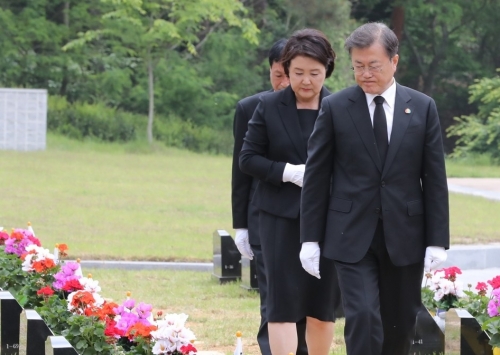 지난해 5·18 민주묘지를 방문한 문재인 대통령 내외(사진=연합뉴스)