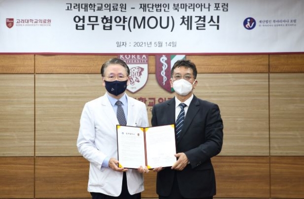 김영훈 의무부총장(좌측)과 김제이 한국사무소 대표(우측)가 협약서에 서명 후 기념촬영을 하고 있다.