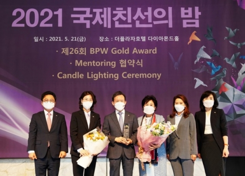 21일 서울 중구 더플라자호텔에서 열린 '2021 국제친선의 밤' 행사에서 'BPW 골드 어워드'를 수상한 미래에셋증권 최현만 수석부회장(왼쪽에서 세 번째)이 이영휘 전문직여성한국연맹 회장(왼쪽에서 네 번째), 미래에셋증권 이기상 인재혁신본부 본부장(왼쪽부터), 남미옥 서울5지역본부 본부장, 김선아 WM강남파이낸스센터 PB상무, 김지숙 혁신추진단 이사와 함께 기념사진을 찍고 있다.