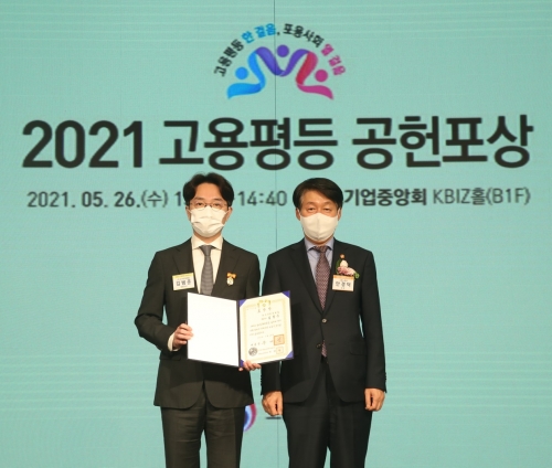 김범준 우아한형제들 대표(왼쪽)가 고용평등 유공자 대통령 표창을 수상했다.(사진=우아한형제들)