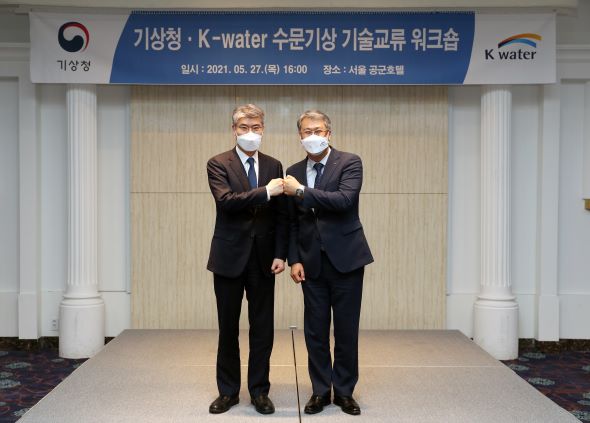 박광석 기상청장(왼쪽)과 박재현 한국수자원공사 사장(오른쪽)이 5월 27일 서울 공군호텔에서 기상과 물관리 분야의 상호 기술협력 강화를 위한 '기상청·K-water 수문기상 기술 워크숍'을 개최 후 기념촬영을 하고 있다.