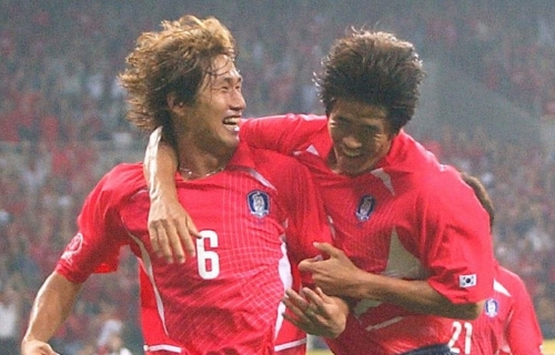 2002 한일월드컵 폴란드전에서 골을 넣은 유상철 전 감독(왼쪽)이 환호하고 있다(사진=연합뉴스)