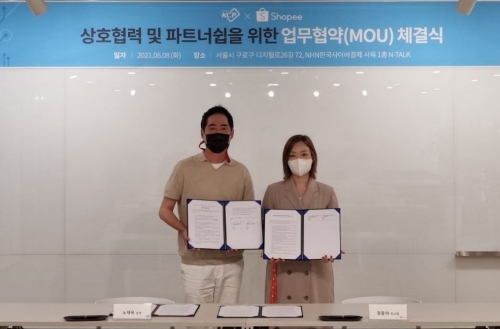 노재욱 NHN 한국사이버결제 PG사업본부장(왼쪽), 권윤아 쇼피코리아 지사장(오른쪽).