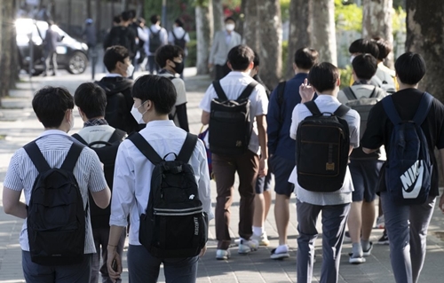 삼삼오오 하교하는 청소년들(사진=연합뉴스).
