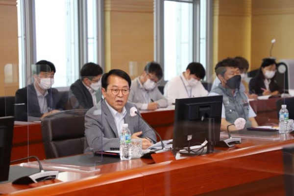 탄소중립 대응T/F 킥오프 회의를 주재하고 있는 박형덕 서부발전 사장