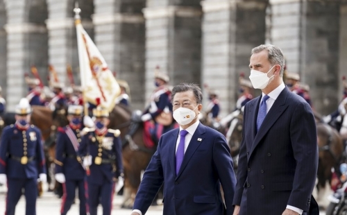 스페인 마드리드왕궁에서 열린 환영식에 참석한 문재인 대통령과 펠리페 6세 스페인 국왕(사진=연합뉴스)