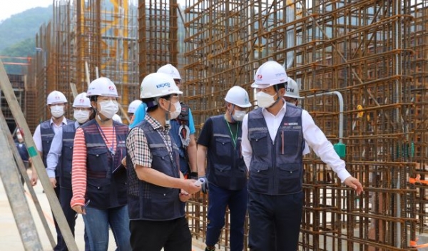 최익수 사장과 경영진이 경수로 원전연료 성형가공시설 건설현장 안전점검을 실시했다.