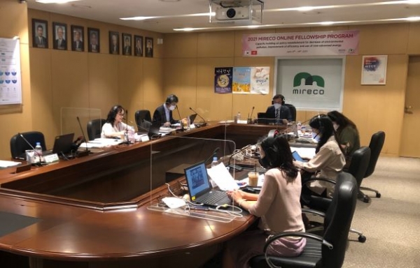 21일 원주본사에서 온라인 연수 입교식을 진행하고 있다.