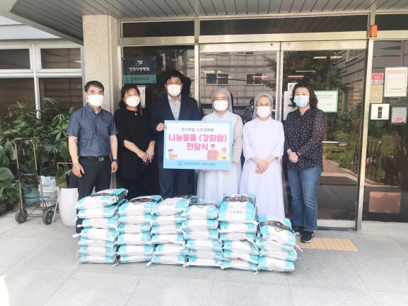 신항사업소 직원들과 천사의집 노인요양원 관계자가 쌀 전달 후 기념촬영을 하고 있다.