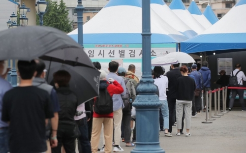서울역광장에 마련된 임시선별진료소(사진=연합뉴스)