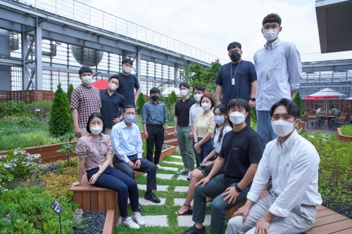 임영진 신한카드 사장(왼쪽 앞줄 두번째)이 본사 옥상 정원에서 MZ세대 직원들과 주요 현황에 대해 논의했다(사진=신한카드).