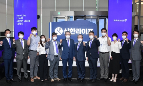 신한라이프 출범식에 참석한 성대규 신한라이프 사장(왼쪽에서 일곱 번째).