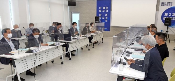 박남춘 인천광역시장이 5일 인천 스타트업파크에서 열린 '제2기 일자리경제위원회 제2차 정기회의'에서 인사말을 하고 있다.