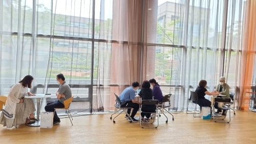 학부모들이 형남홀에서 전문 입학사정관과 1대1 맞춤형 상담을 하고 있다