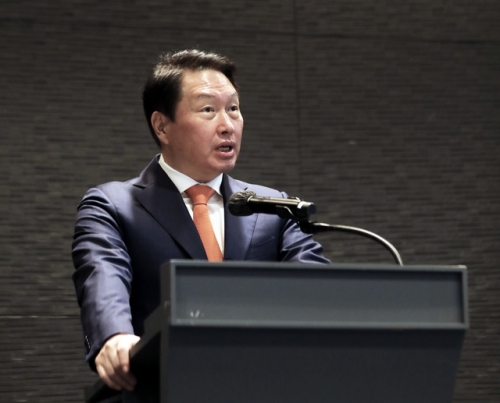 해외 유학 장학증서 수여식에서 격려사를 전하는 최태원 SK 회장.