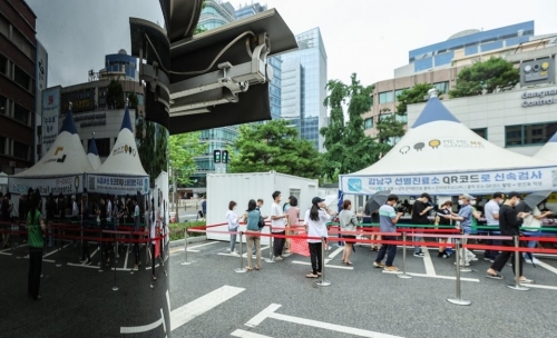 서울 강남구보건소 선별진료소에 이어진 대기줄(사진=연합뉴스)