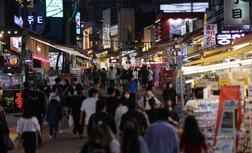 붐비는 홍대 거리(사진=연합뉴스)