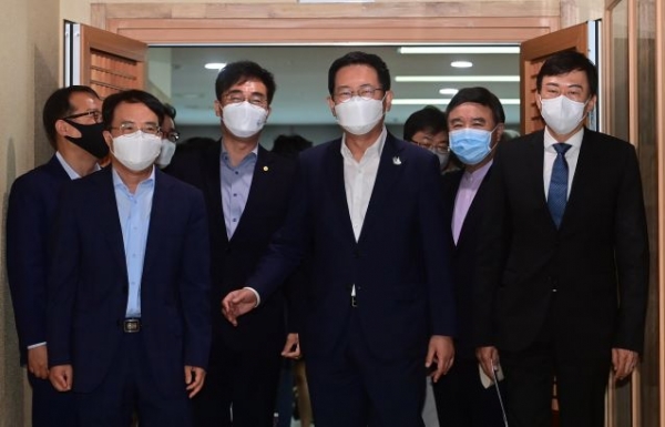 박남춘 인천시장이 지난 6월 7일 송도 G타워에서 'K-바이오 랩허브 유치 협력을 위한 인천광역시 산·학·연·병 라운드 테이블'을 마치고 기우성 셀트리온 대표이사, 박종태 인천대학교 총장, 조명우 인하대학교 총장, 김양우 가천대 길병원장, 존림 삼성바이오로직스 대표이사 등 참석자들과 회의장을 나서고 있다.