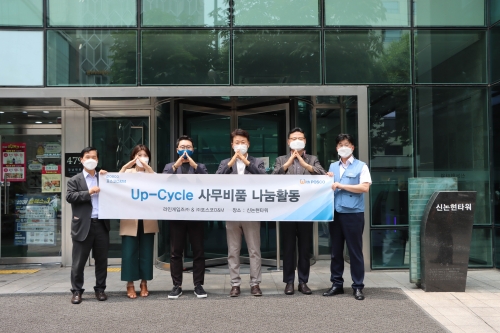 라인게임즈가 사무실 원복공사를 통해 발생한 집기 500여개를 업사이클링 한다. (왼쪽부터 포스코O&M 전인호그룹장, 라인게임즈 경영지원실 임지수실장, 부대표 배영진, 포스코O&M 건축사업실 황재호 실장, 이경남 그룹장, 김봉석 팀장 순)