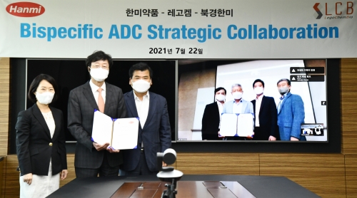 권세창 한미약품 대표(왼쪽에서 두번째)와 김용주레고켐 바이오사이언스 대표(오른쪽에서 세번째)가 기념촬영을 하고 있다(사진=한미약품)