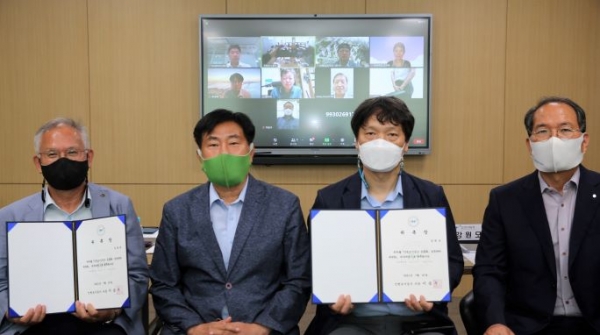 (왼쪽부터) 김천권 인하대학교 명예교수, iH공사 이승우 사장, 인천광역시의회 강원모 의원, iH공사 서경호 경영본부장이 공론화갈등관리위원회 위촉식 기념사진을 촬영하고 있다.