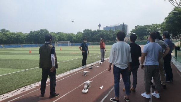 지난 7월 iH공사 직원들이 남동공단근린공원 운동장에서 드론 교육을 수강하고 비행 실습을 하고 있다.