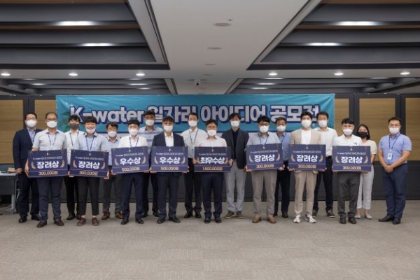 한국수자원공사(사장 박재현)는 7월 30일 오후, 대전시 대덕구 본사에서 좋은 일자리 아이디어가 국민에게 더 많은 일자리 제공으로 연결될 수 있도록 전 직원을 대상으로 '일자리 아이디어 공모'를 개최했다. 이번 공모는 지난 6월부터 2달에 걸쳐 진행되어 총 53개의 다양한 아이디어가 접수되었다. 내·외부 전문가들로 구성된 심사위원단의 1, 2차 종합 평가를 통해 총 8건의 우수작이 선발되었다. 최우수상은 '수도시설물 관리 로드뷰 시스템 구축', 우수상은 '장애인 드론 기사와 함께하는 시설물 안전관리'와 '지역 어민에게 댐・보 부유물 수거 일자리 제공'이 선정되었다. 선정된 우수 아이디어는 관련 부서의 검토를 거쳐 실제 일자리 창출로 연계될 수 있도록 시범운영할 예정이다.