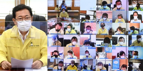 박남춘 인천광역시장이 4일 시청 접견실에서 비대면 영상회의로 열린 '8월 실·국장회의'에서 실·국장들과 주요 시정현안을 논의하고 있다.