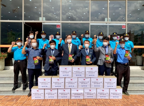 부영그룹 직원들과 경비근로자들이 말복을 맞아 받은 삼계탕을 들고 있다