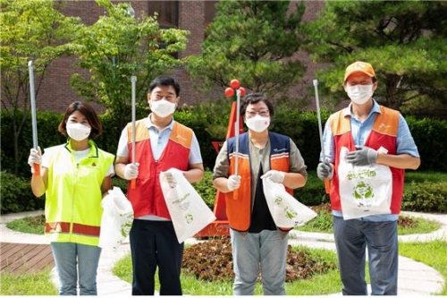 11일, 서울 종로구 광화문 일대에서 (왼쪽부터) 사회복지공동모금회 김경희 사회공헌본부장, SK이노베이션 이성훈 노동조합위원장, 한국중앙자원봉사센터 권미영 센터장, SK이노베이션 임수길 부사장이 산해진미 플로깅 자연봉사 캠페인을 진행했다.