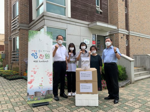 12일 iH공사가 인천 소상공인에게 구매한 쿠키 만들기 키트를 향진원에 전달하고 (왼쪽부터) iH공사 서경호 경영본부장, 향진원 자치회원, 향진원 자치회장, 신언희 향진원장, iH공사 김길식 경영관리처장과 기념 촬영을 하고 있다.