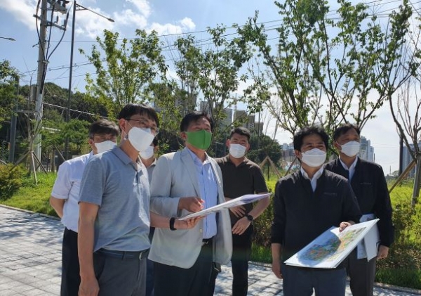 지난 9일 iH공사 이승우 사장과 iH공사 직원들이 검단신도시 입주종합상황실과 검단신도시 현장을 방문해 입주진행사항을 점검하고 있다.