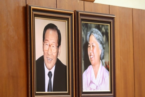 고(故) 정주영 현대그룹 명예회장과 변중석 여사의 영정(사진=연합뉴스)