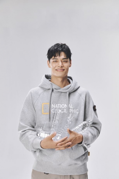 내셔널지오그래픽 모델이 리젠서울이 적용된 2021년 가을 신상품 의류를 착용하고 있다. 사진제공=내셔널지오그래픽