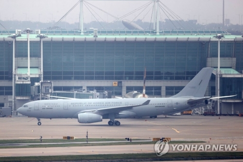 아프간인들을 태운 수송기가 인천공항에 도착했다(사진=연합뉴스).