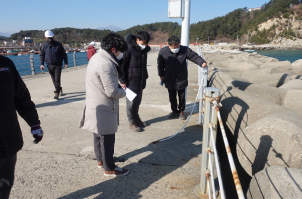 지난 설 명절을 대비해 수산항 일대를 순회하며 합동점검을 하는 모습.