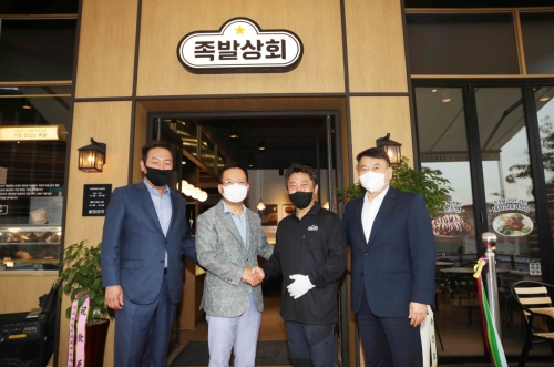 (왼쪽부터) 김충현 bhc 연구소장, 임금옥 bhc 대표, 윤현철 점주, 문상만 bhc 본부장이 족발상회 운정점 오픈식에서 기념 사진을 촬영하고 있다.(사진=bhc)
