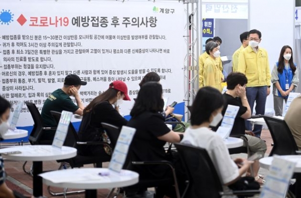박남춘 인천광역시장이 지난 3일 계양구 코로나19 예방접종센터를 찾아 현장점검을 하고 있다.